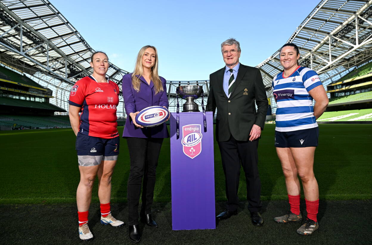 Chloe Pearse, Energia'a Lorna Danaher, IRFU President John O'Driscoll, and Hannah O'Connor